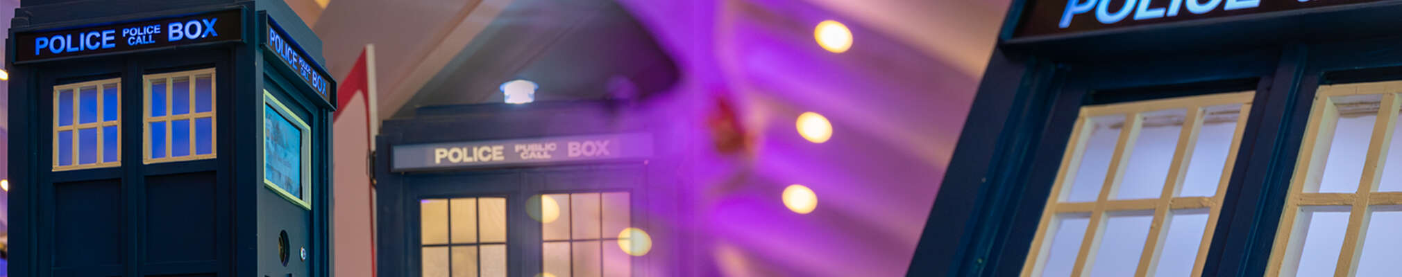 Nachbau der blauen Polizei-Rufbox aus der Serie Doctor Who, gestaltet als Fotobox mit Bildschirm und Kameraöffnung. Im Hintergrund eine Weltraumkulisse mit Sternennebeln.